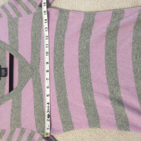 Lord & Taylor 100% Cashmere V-neck purple and gray sweater medium - Picture 5 of 6